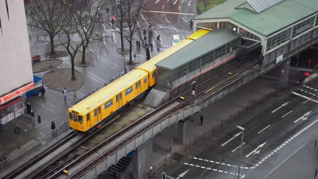 德国柏林，白天，黄色公共交通列车从Kottbusser Tor地铁站出站视频下载