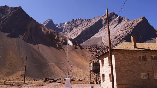 阿根廷国旗在拉斯奎瓦斯，一个小镇在安第斯山脉，南美。视频下载