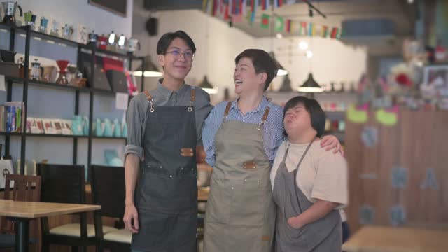 亚洲咖啡馆唐氏综合症残疾员工和老板在咖啡馆愉快地相处时间视频下载