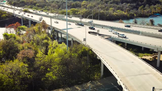 交通高速公路上的汽车驶进德克萨斯州奥斯汀市中心的高速公路视频下载