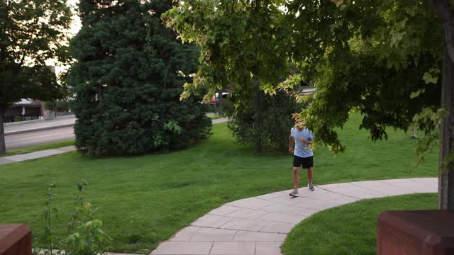 一名男子在穿过公园的小路上慢跑视频下载