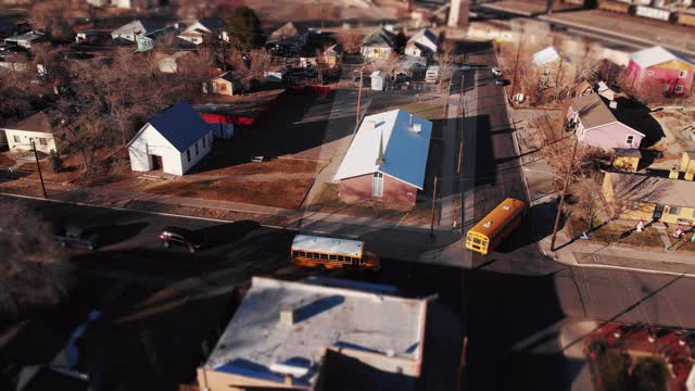 科罗拉多大路口的破败住宅区无人机与一辆教堂和校车视频下载