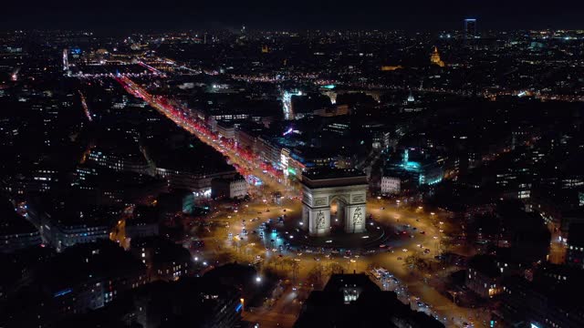 法国，巴黎凯旋门夜景香榭丽舍大道，无人机鸟瞰视频下载