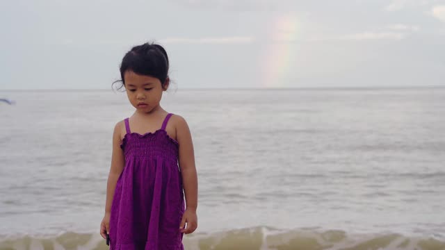 可爱的小女孩站在海边视频下载