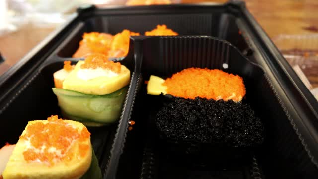 4K筷子把寿司卷从食品盒里拿出来视频素材