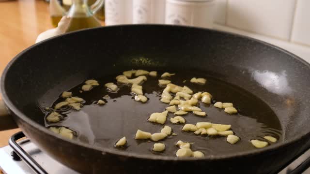 用橄榄油煎大蒜视频素材