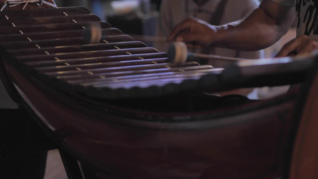 特写:弹奏木琴的音乐家视频素材