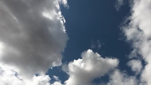 夏日蔚蓝的天空中漂浮着大量的积云。间隔拍摄。多云的天空作为背景。视频下载