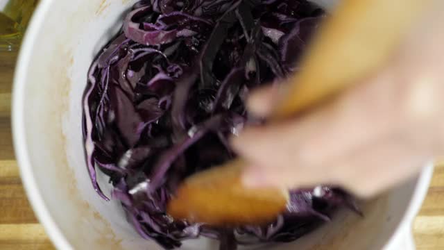 用橄榄油拌红卷心菜片视频下载