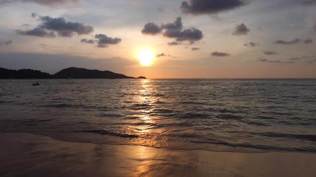 普吉岛海滩上的日落风景。泰国视频素材