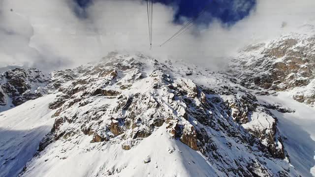 在阿尔卑斯山乘坐缆车下山视频下载