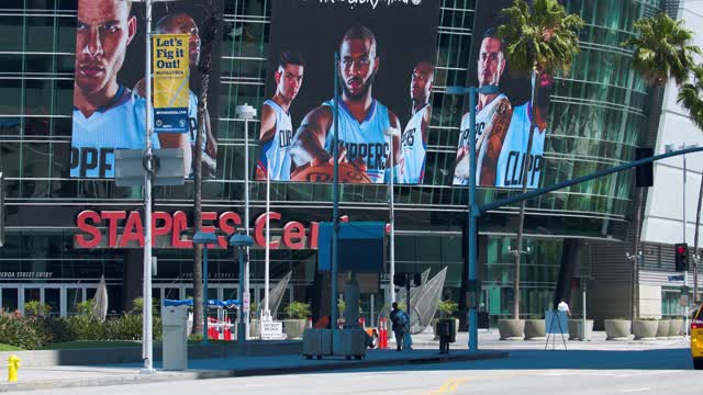 加州洛杉矶市中心的斯台普斯中心和快船队NBA篮球运动员的广告牌，4K格式，RAW格式视频素材