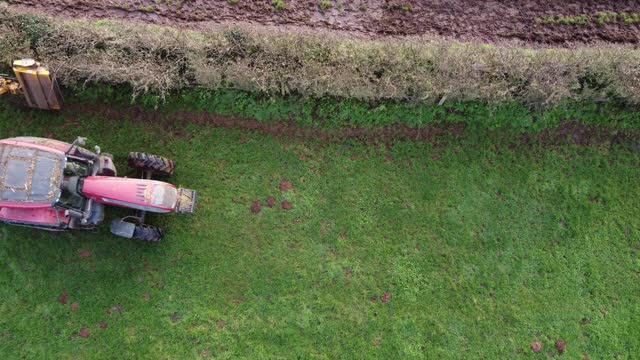 在农田里修剪树篱的拖拉机视频下载