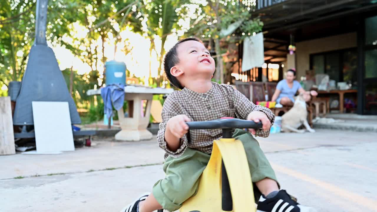 亚洲男孩玩着玩具车快乐的微笑视频下载