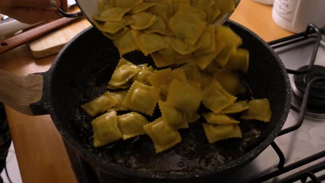 用黄油和鼠尾草在煎锅里煮饺子通心粉视频素材