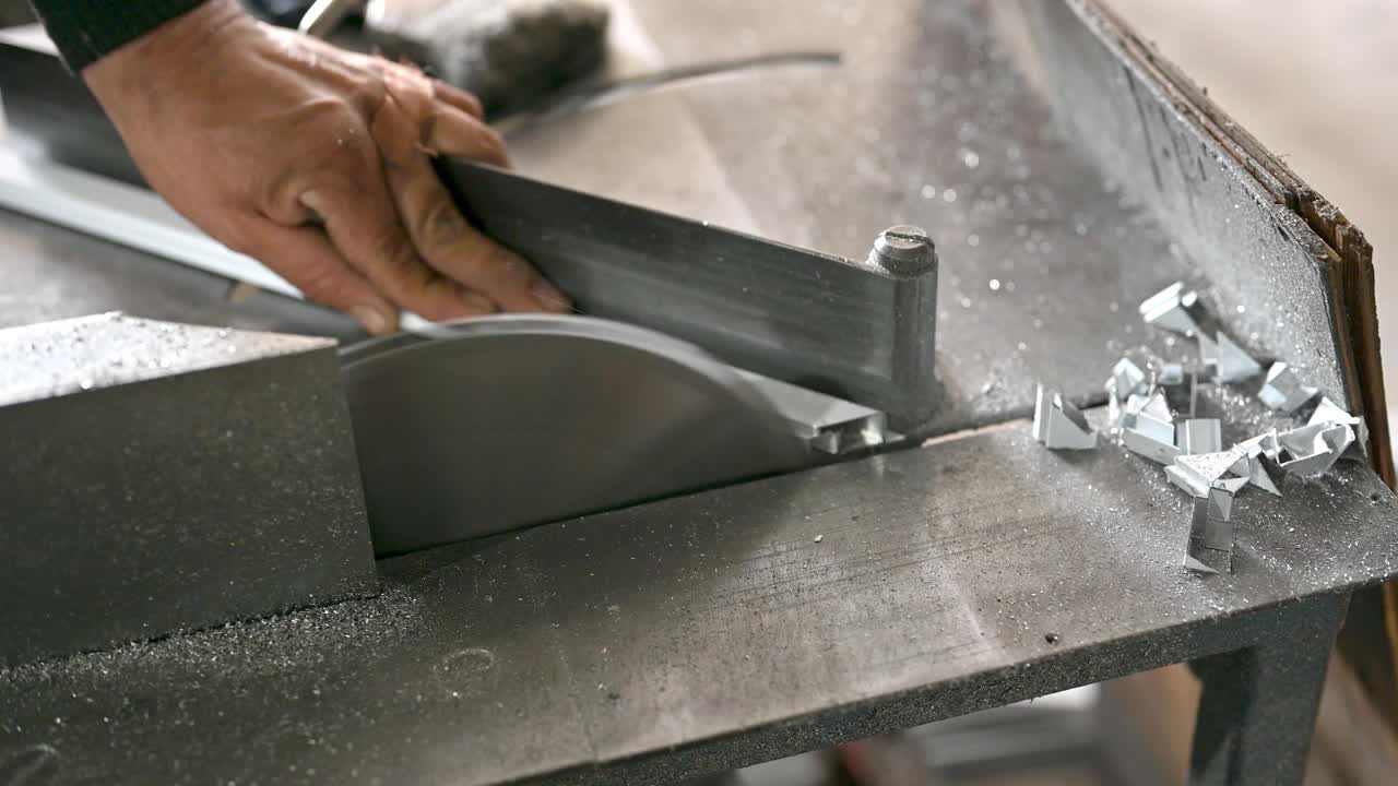 机械工程师用电锯切割钢材的特写视频下载