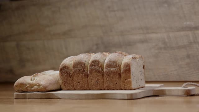 木桌上的砧板上自制面包视频下载