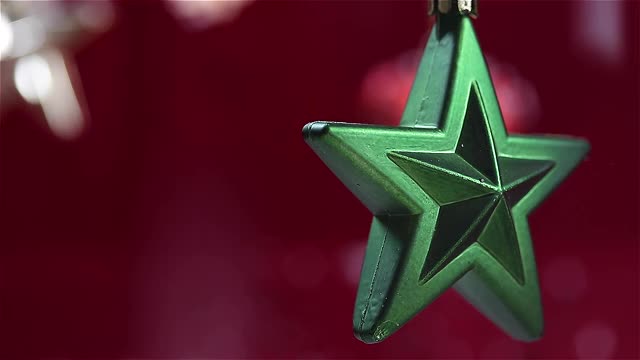 绿色星星装饰上下雪了。红色的新年和圣诞节背景。视频下载