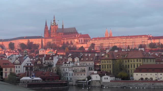 查尔斯桥(Karluv Most)和布拉格城堡(Prazsky had)从伏尔塔瓦河。这座城堡是这个城市的主要旅游标志视频素材