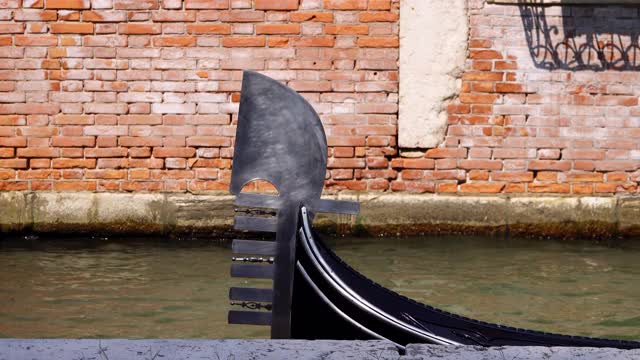 贡多拉在威尼斯泻湖抛锚停泊视频下载