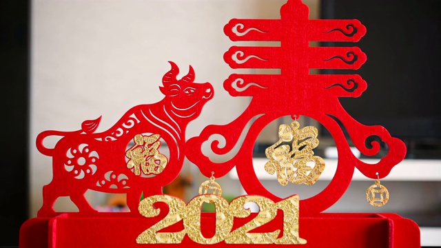 潘观牛的吉祥物和象征春天在客厅作为象征的中国新年的牛在中国意味着春天和好运视频下载