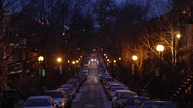 蒙特利尔圣玛丽住宅区的街景与夜间停放的汽车视频下载