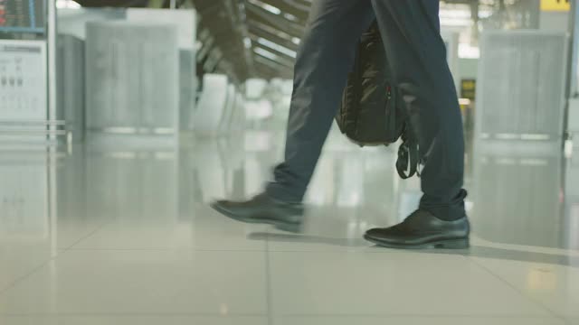 在机场边走边跑的商人。视频下载