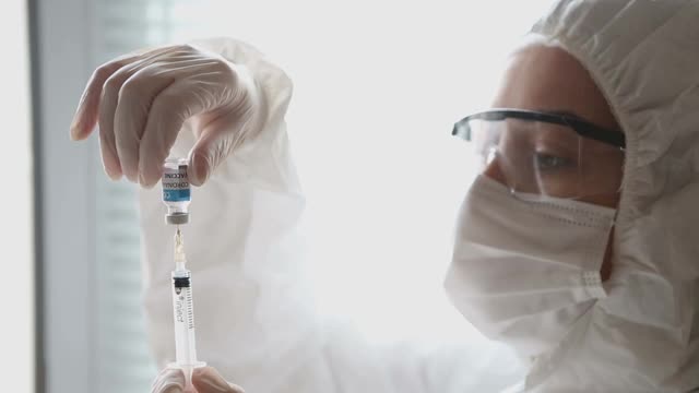 Covid-19疫苗-注射器。视频素材