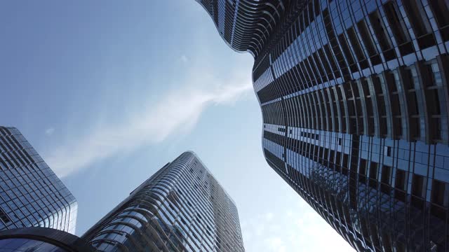 现代的玻璃摩天大楼映衬着蓝天视频下载