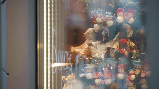 圣诞树的白色雪人玩具装饰陈列在商店视频下载