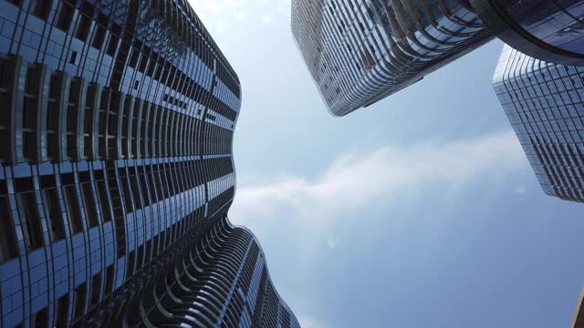 现代的玻璃摩天大楼映衬着蓝天视频下载