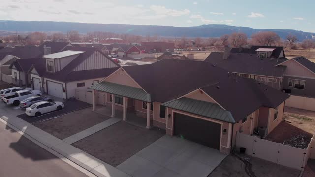 无人机拍摄于科罗拉多州Fruita镇的一个高档中产阶级现代社区的冬季视频素材