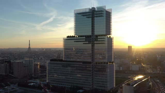 法国，新法院巴黎法庭，无人机鸟瞰日落视频素材