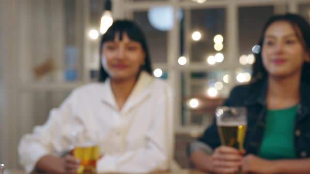 一群快乐的年轻亚洲游客朋友喝着酒或精酿啤酒，在考山路的夜总会聚会。视频素材