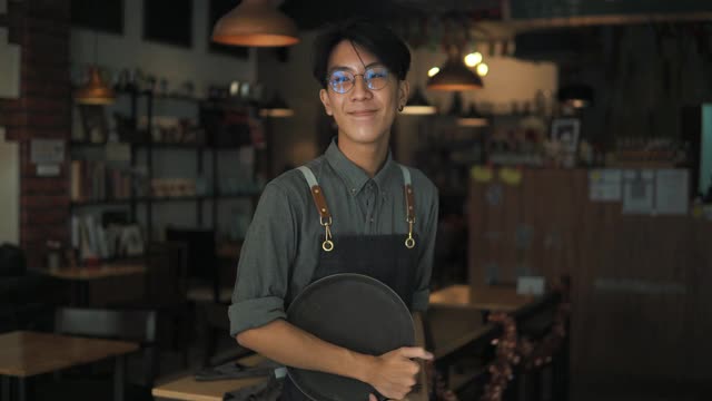 肖像咖啡厅工作人员在咖啡厅微笑视频素材