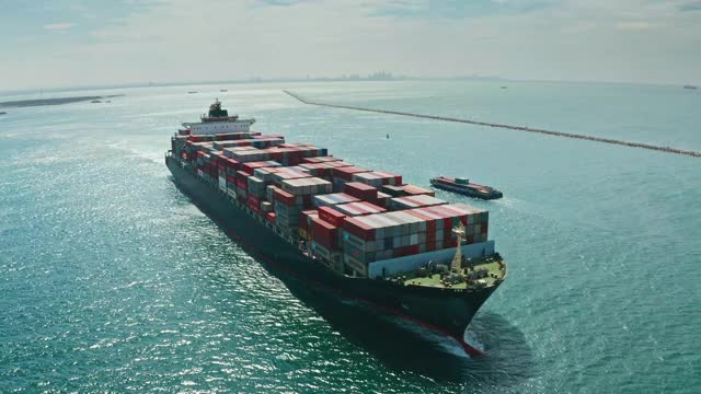 鸟瞰图集装箱货船全集装箱到码头商业港口的业务物流，进出口，航运或货运。视频素材