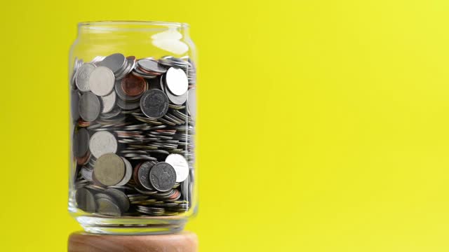 玻璃瓶里的硬币在慢慢地旋转。储蓄的钱视频视频下载