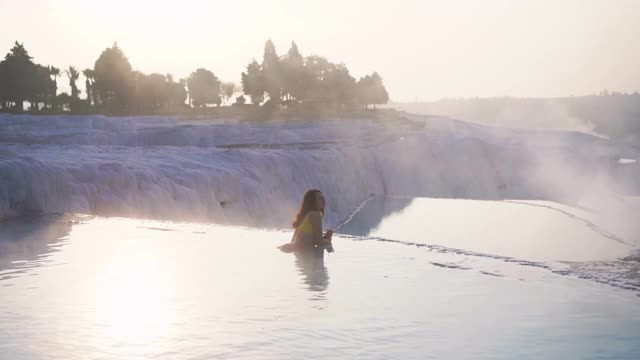 在Pamukkale的石灰华池里游泳的女人视频下载
