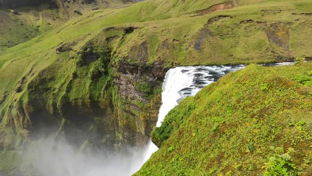 夏天冰岛的Skogafoss瀑布视频下载