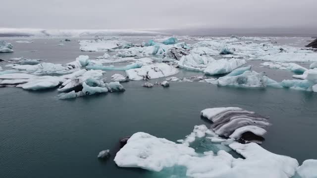 冰岛的冰川泻湖，夏天有冰山视频下载
