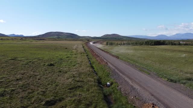 在冰岛的一条尘土飞扬的路上开着一辆快车视频下载