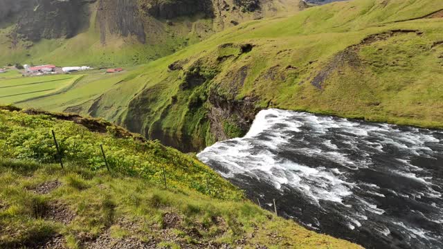 夏天冰岛的Skogafoss瀑布视频下载