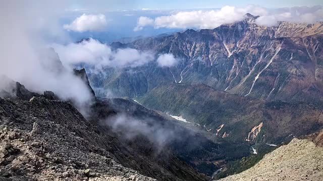 白天的时间在日本阿尔卑斯山与雾云视频下载