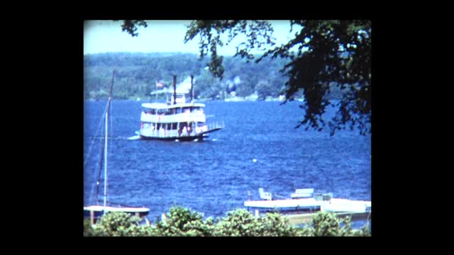 1984年，船尾轮船在湖上视频下载