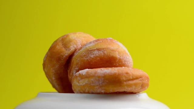 甜甜圈零食零食喷子黄色背景甜点视频视频素材