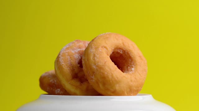 甜甜圈零食零食喷子黄色背景甜点视频视频下载