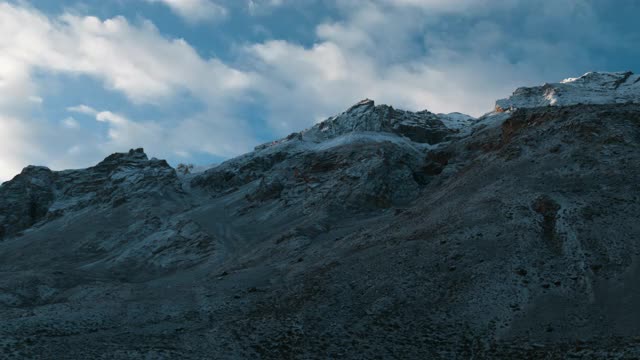 Chharka Bhot -尼泊尔清晨的山景视频素材