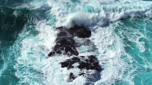 海浪席卷黑巨石/冰岛视频下载