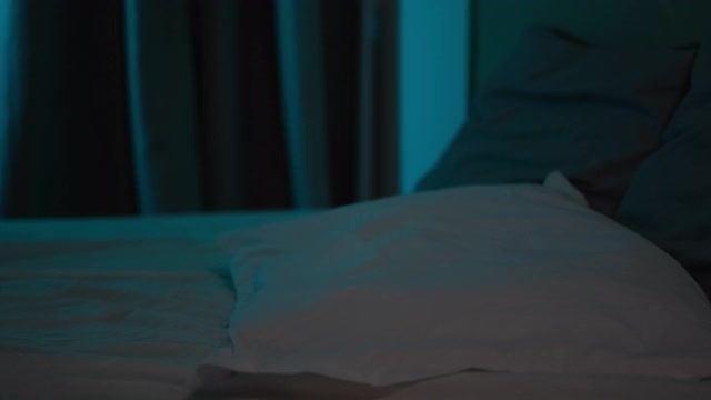 精疲力竭的男人在床上睡着了视频素材