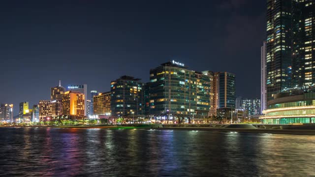 韩国釜山海云台海滩和东白城(海云台谷)周围的海滨城市夜景视频下载